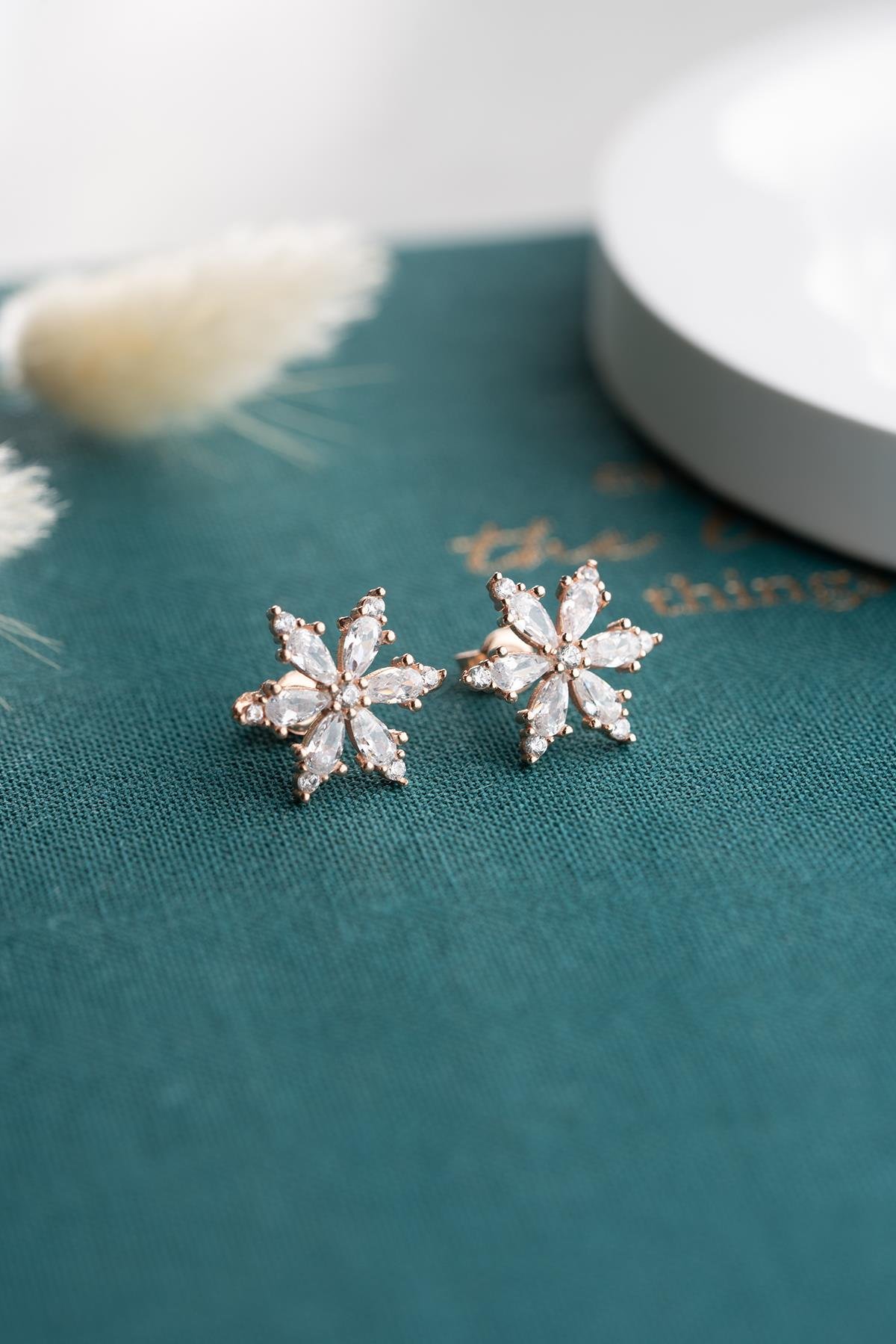 925 Ayar Gümüş Beyaz Taşlı Kamelya Çiçeği Küpe