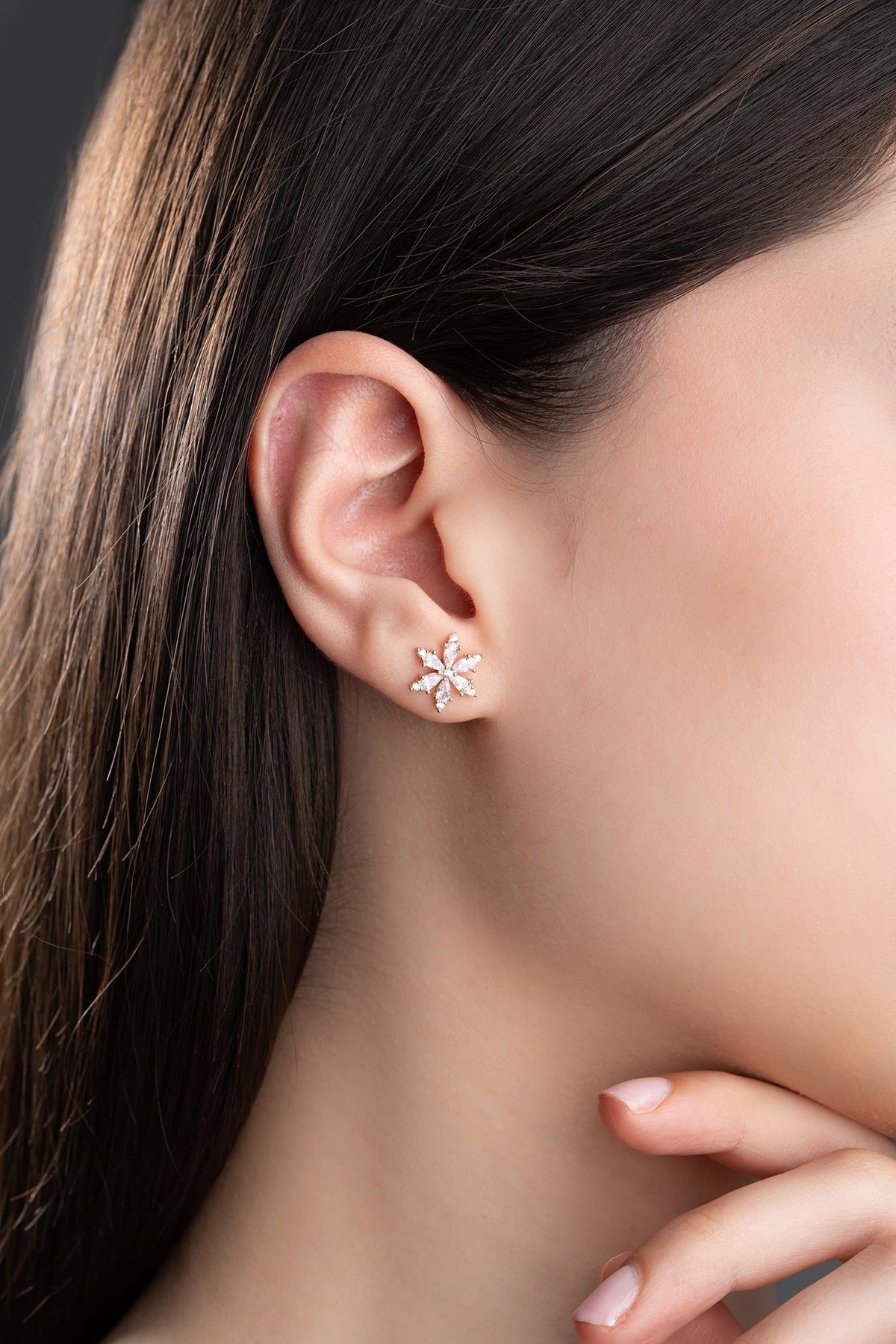 925 Ayar Gümüş Beyaz Taşlı Kamelya Çiçeği Küpe