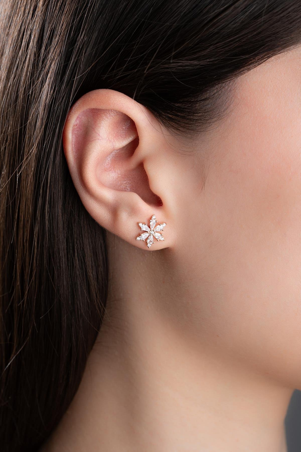 925 Ayar Gümüş Beyaz Taşlı Kamelya Çiçeği Küpe