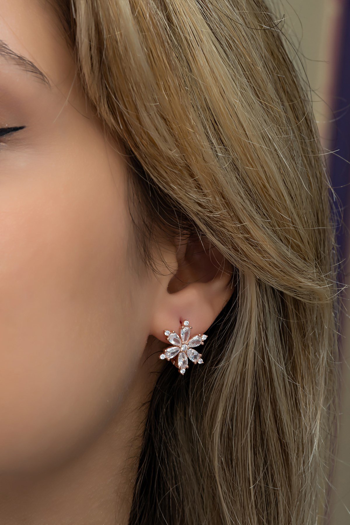 925 Ayar Gümüş Beyaz Taşlı Kamelya Çiçeği Küpe