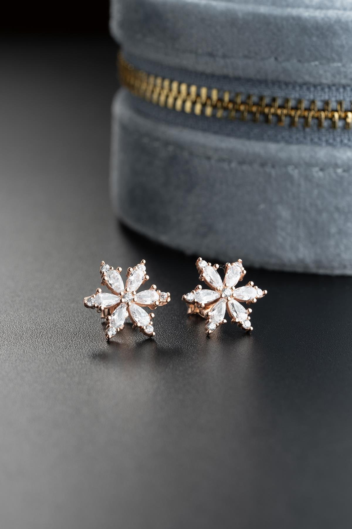 925 Ayar Gümüş Beyaz Taşlı Kamelya Çiçeği Küpe