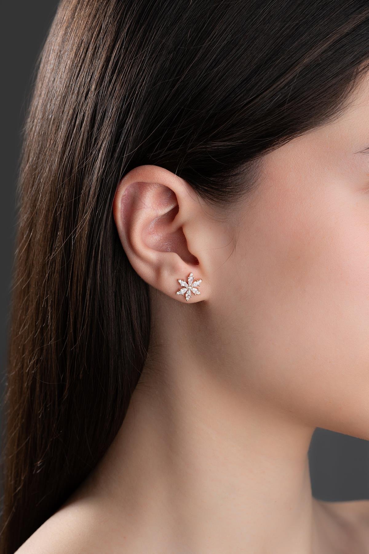 925 Ayar Gümüş Beyaz Taşlı Kamelya Çiçeği Küpe