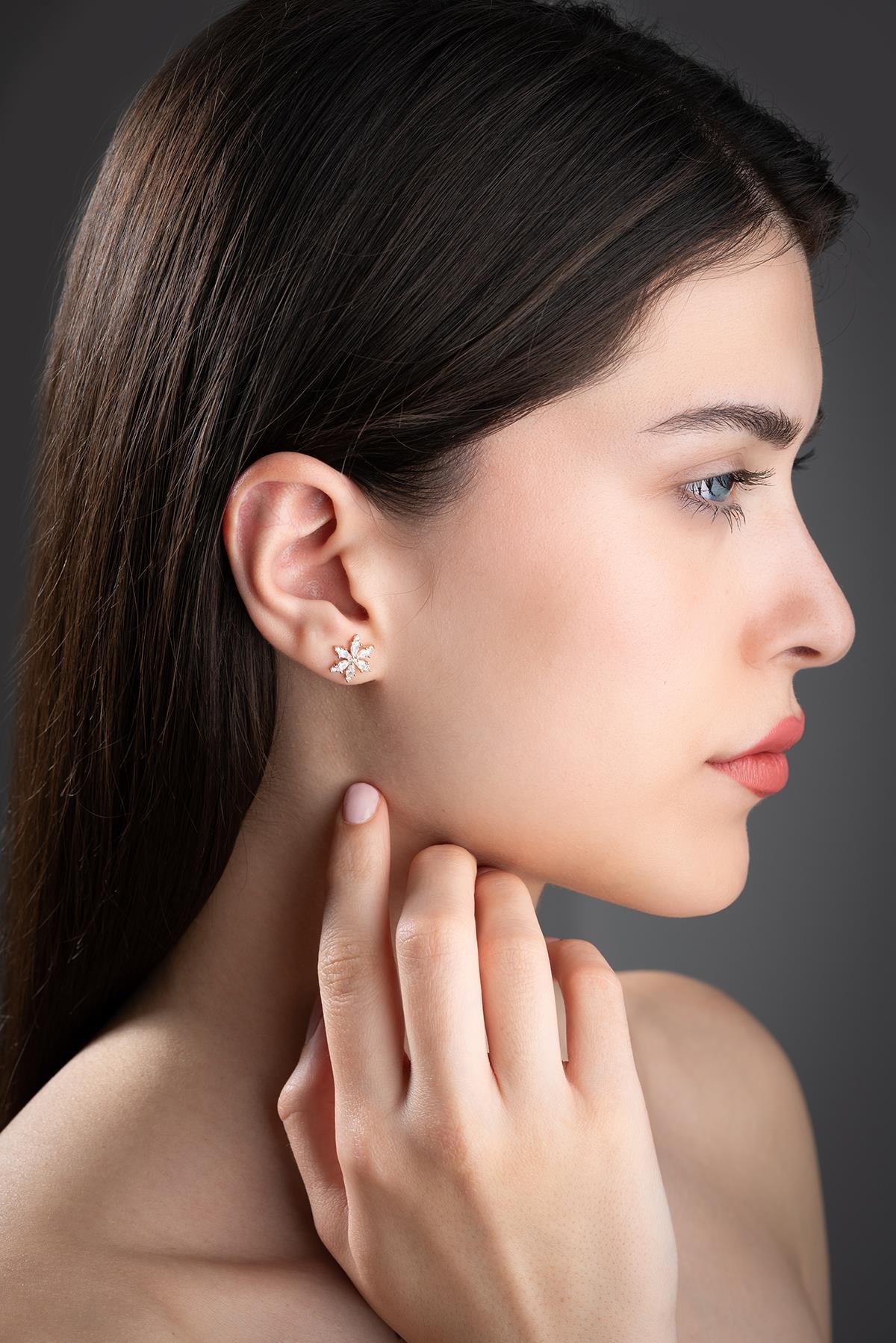 925 Ayar Gümüş Beyaz Taşlı Kamelya Çiçeği Küpe