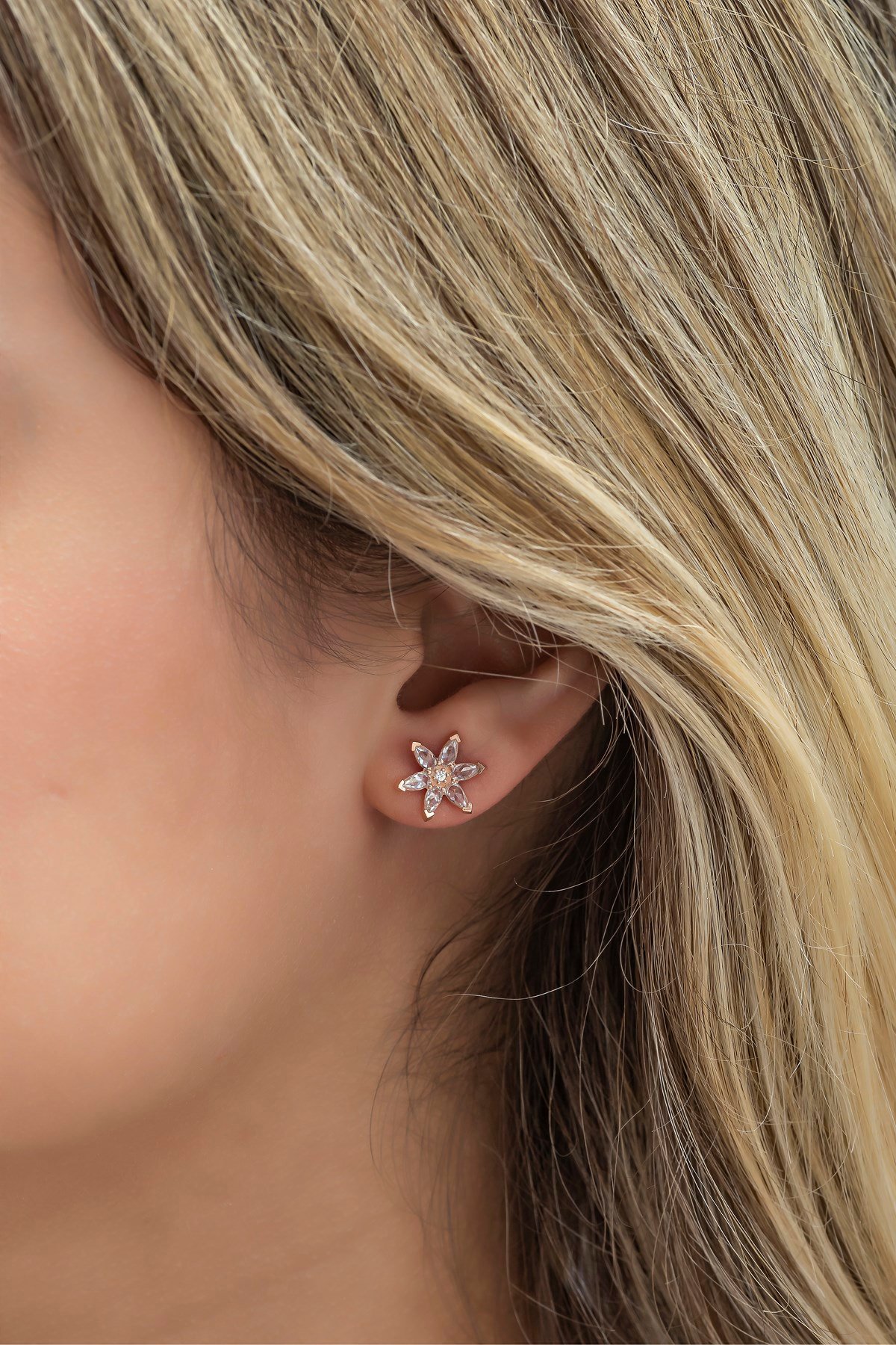 925 Ayar Gümüş Beyaz Taşlı Lotus Çiçeği Küpe