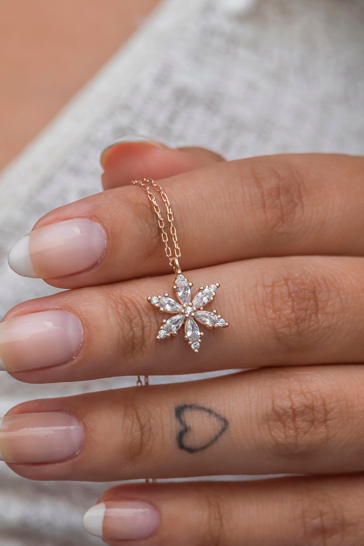 925 Ayar Gümüş Beyaz Taşlı Lotus Kamelya Çiçeği Kolye