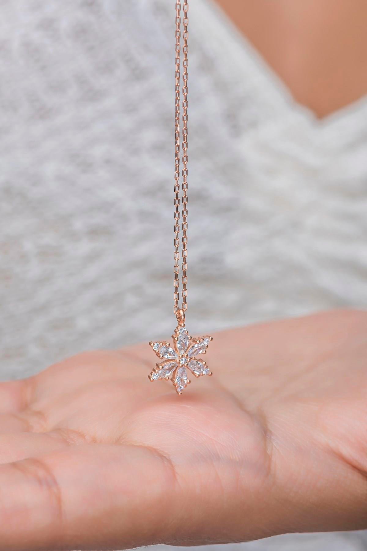 925 Ayar Gümüş Beyaz Taşlı Lotus Kamelya Çiçeği Kolye