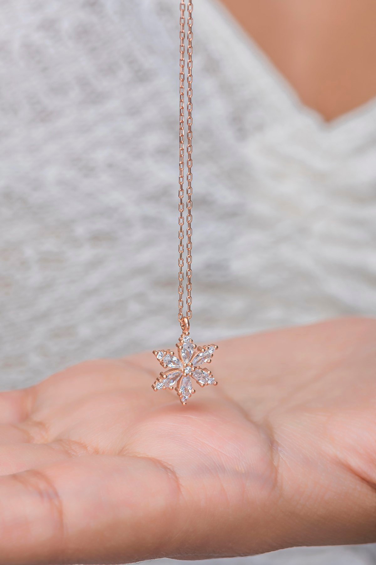 925 Ayar Gümüş Beyaz Taşlı Lotus Kamelya Çiçeği Kolye