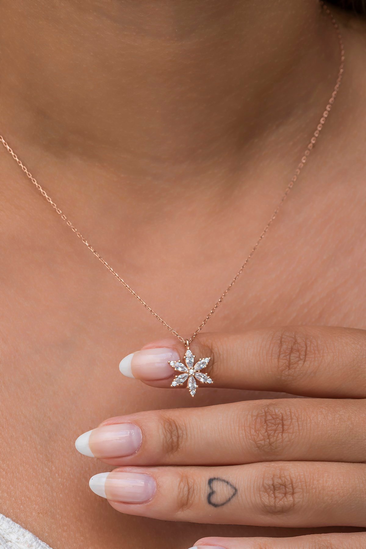 925 Ayar Gümüş Beyaz Taşlı Lotus Kamelya Çiçeği Kolye