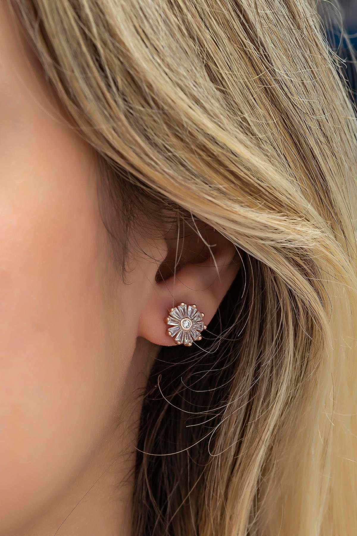 925 Ayar Gümüş Beyaz Zirkon Baget Taşlı Kır Çiçeği Küpe