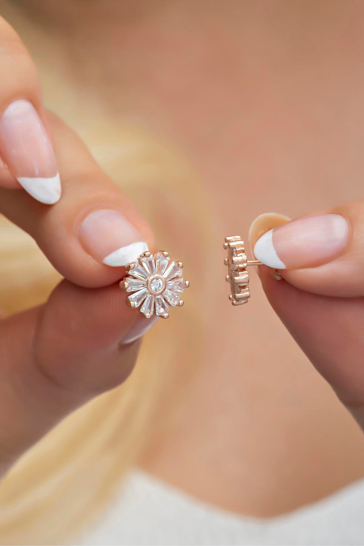 925 Ayar Gümüş Beyaz Zirkon Baget Taşlı Kır Çiçeği Küpe