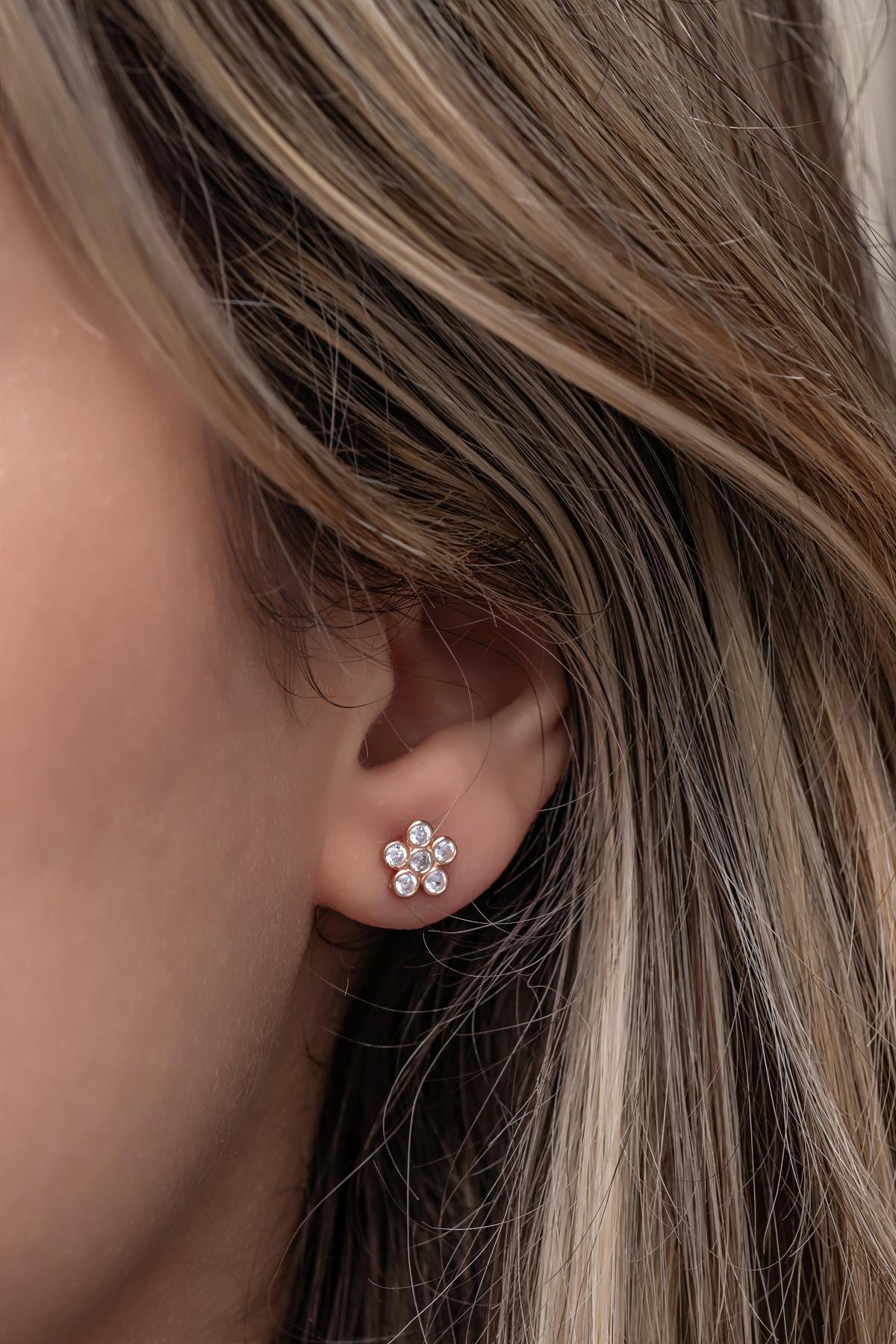 925 Ayar Gümüş Beyaz Zirkon Taşlı Minik Kır Çiçeği Küpe