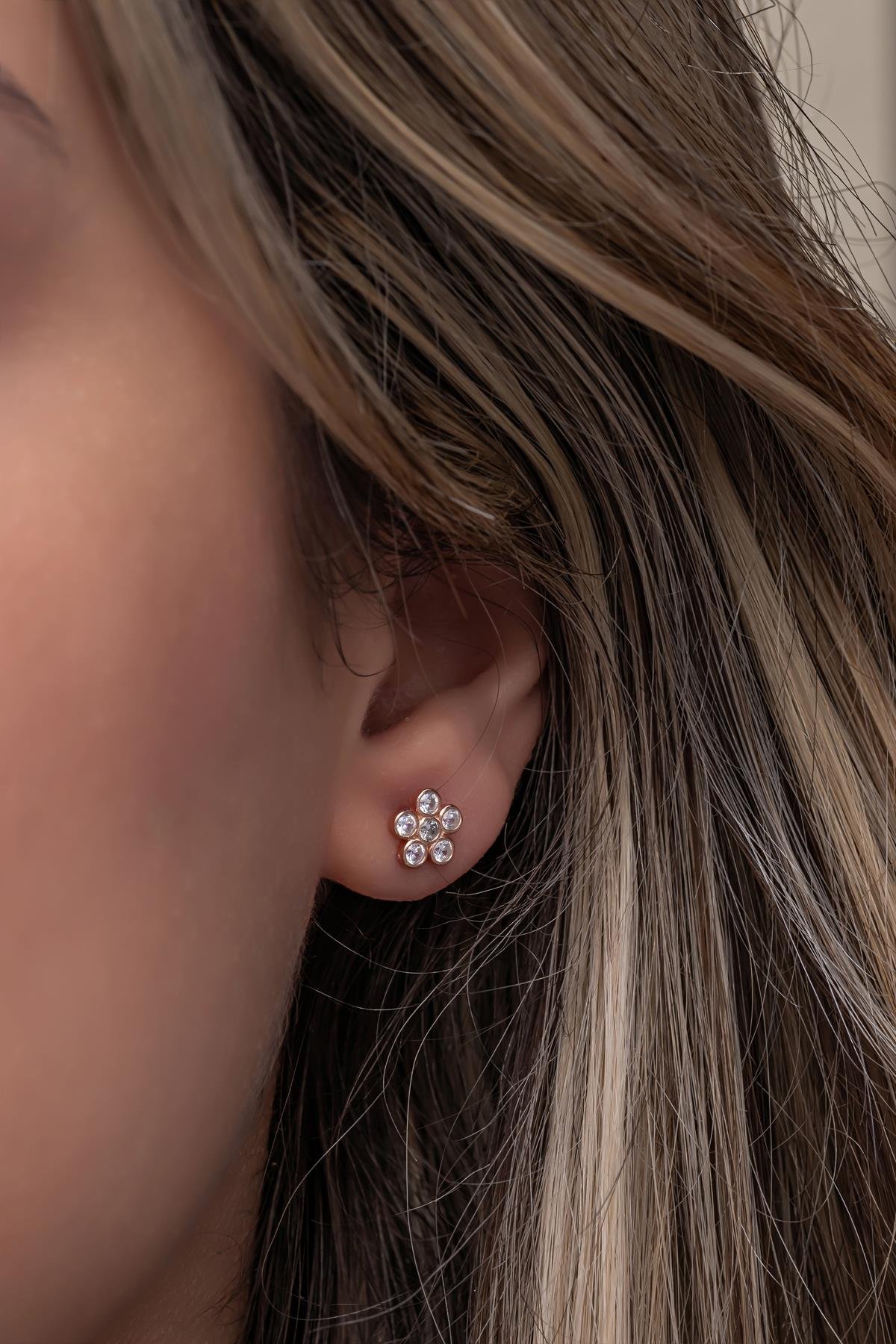 925 Ayar Gümüş Beyaz Zirkon Taşlı Minik Kır Çiçeği Küpe