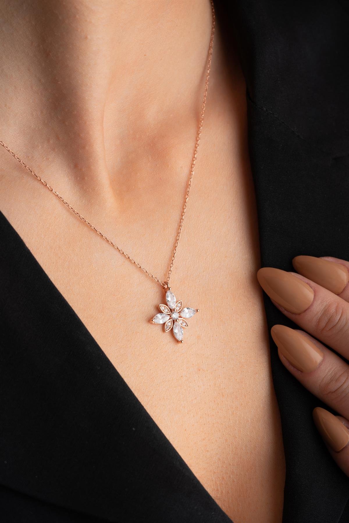 925 Ayar Gümüş Beyaz Zirkon Taşlı Umut Çiçeği Kolye