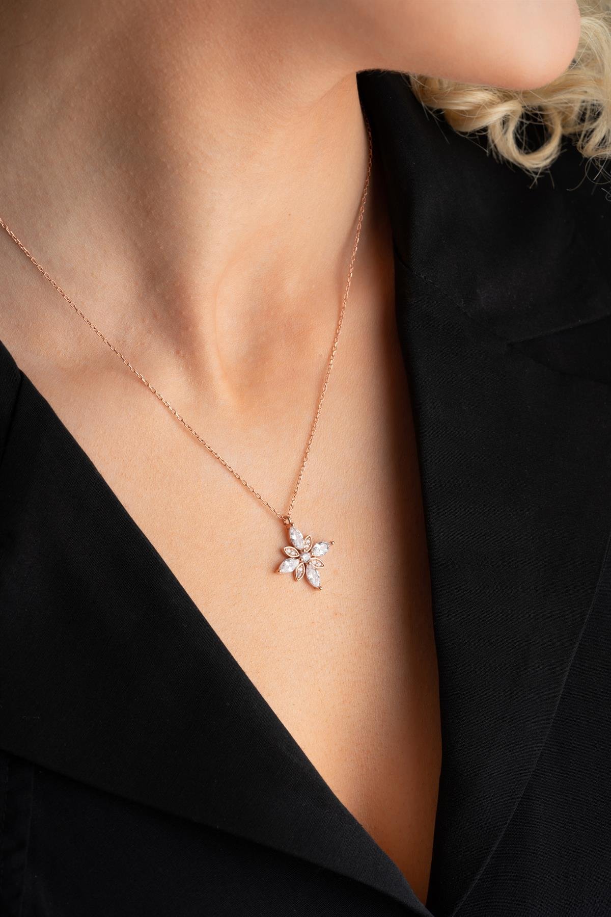 925 Ayar Gümüş Beyaz Zirkon Taşlı Umut Çiçeği Kolye