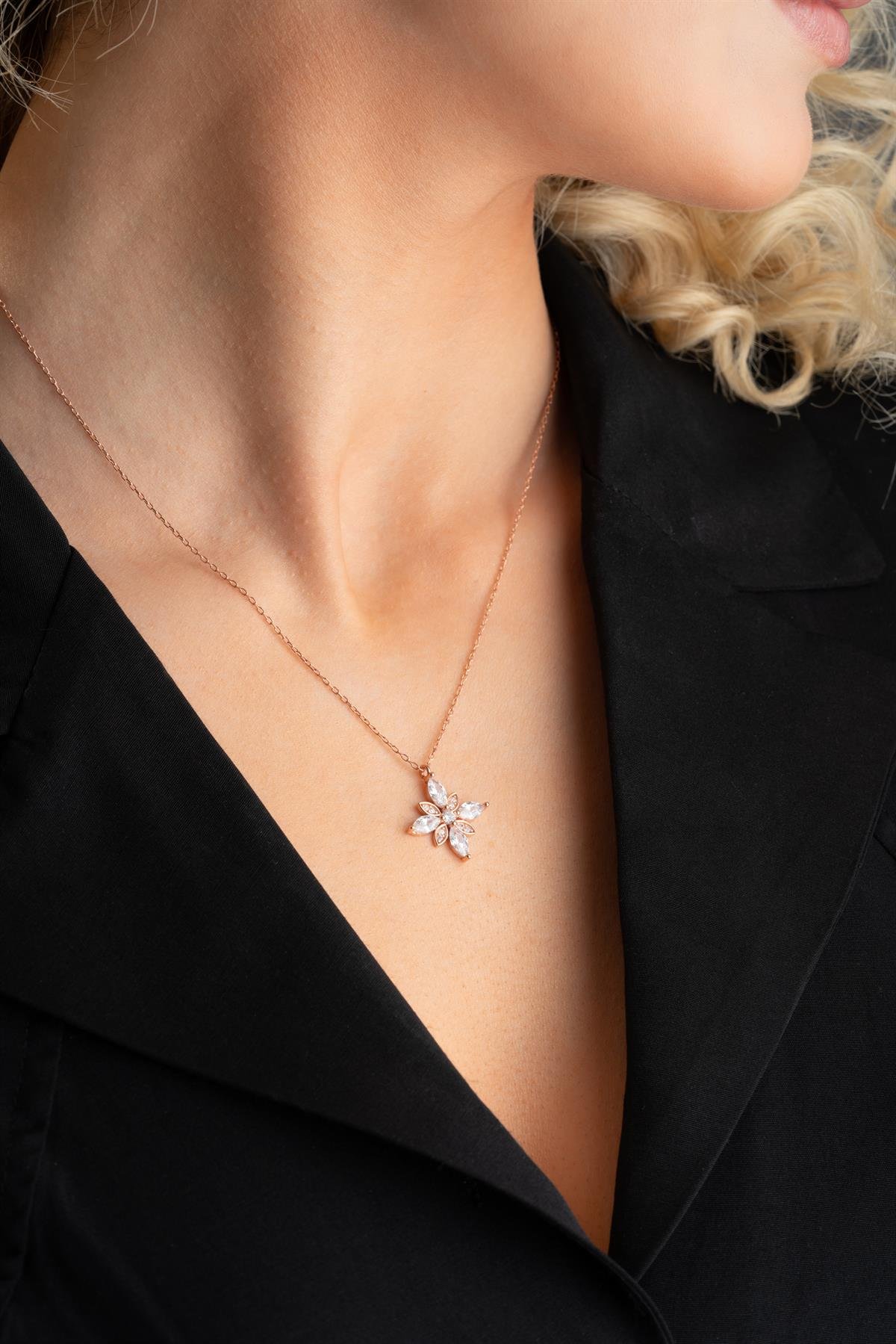 925 Ayar Gümüş Beyaz Zirkon Taşlı Umut Çiçeği Kolye