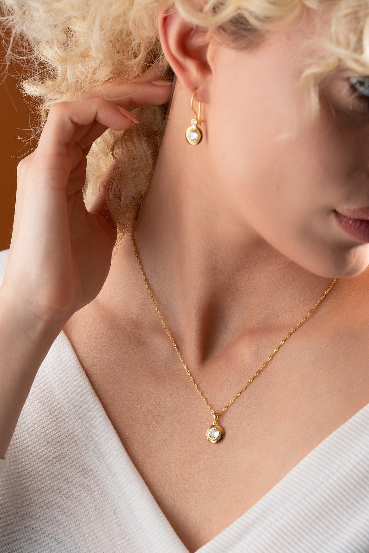 925 Ayar Gümüş Burgu Zincirli Gold Tektaş Model Küpe ve  Kolye Set