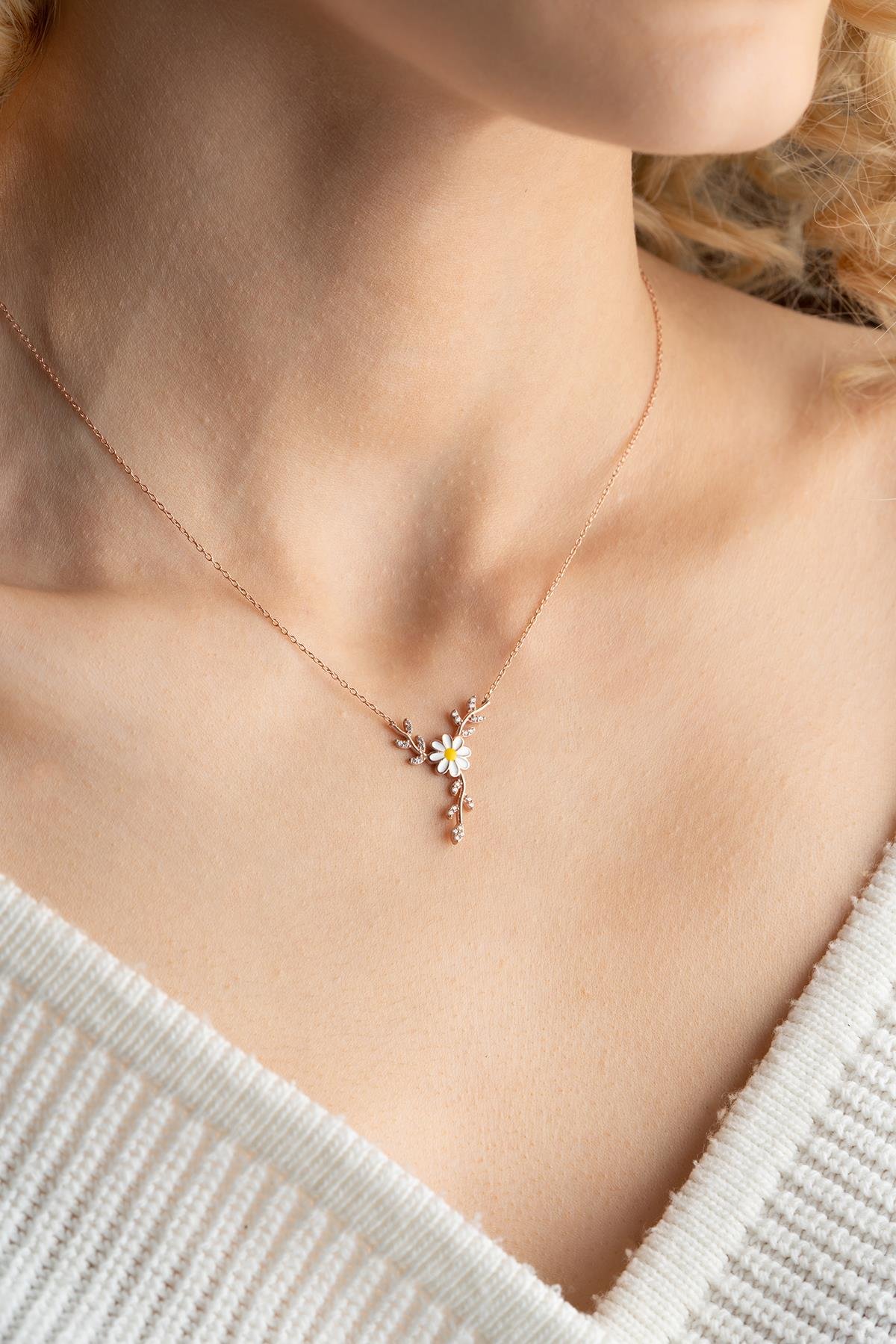 925 Ayar Gümüş Daldaki Beyaz Mineli Papatya Kolye