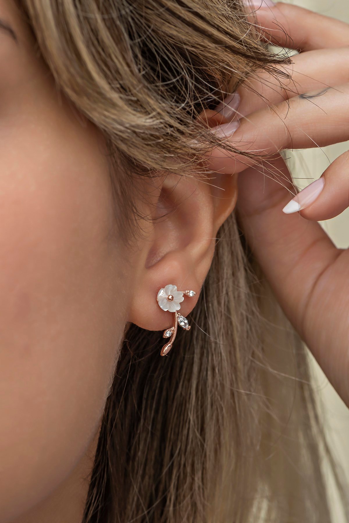 925 Ayar Gümüş Dallı Manolya Çiçeği Küpe