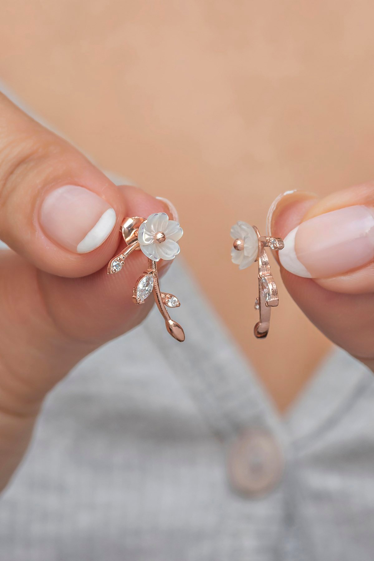 925 Ayar Gümüş Dallı Manolya Çiçeği Küpe