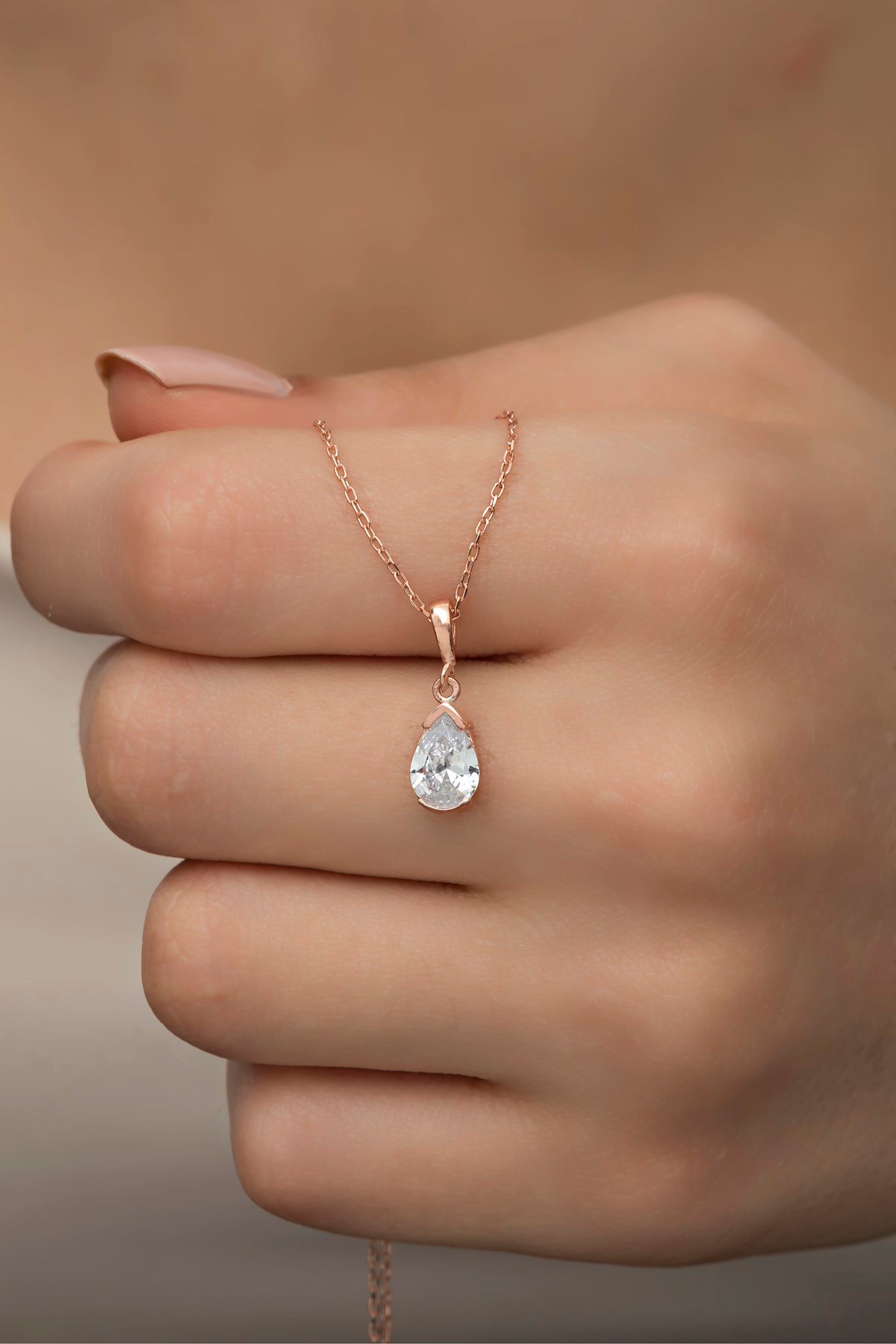 925 Ayar Gümüş Damla Beyaz Taşlı Tektaş Kolye