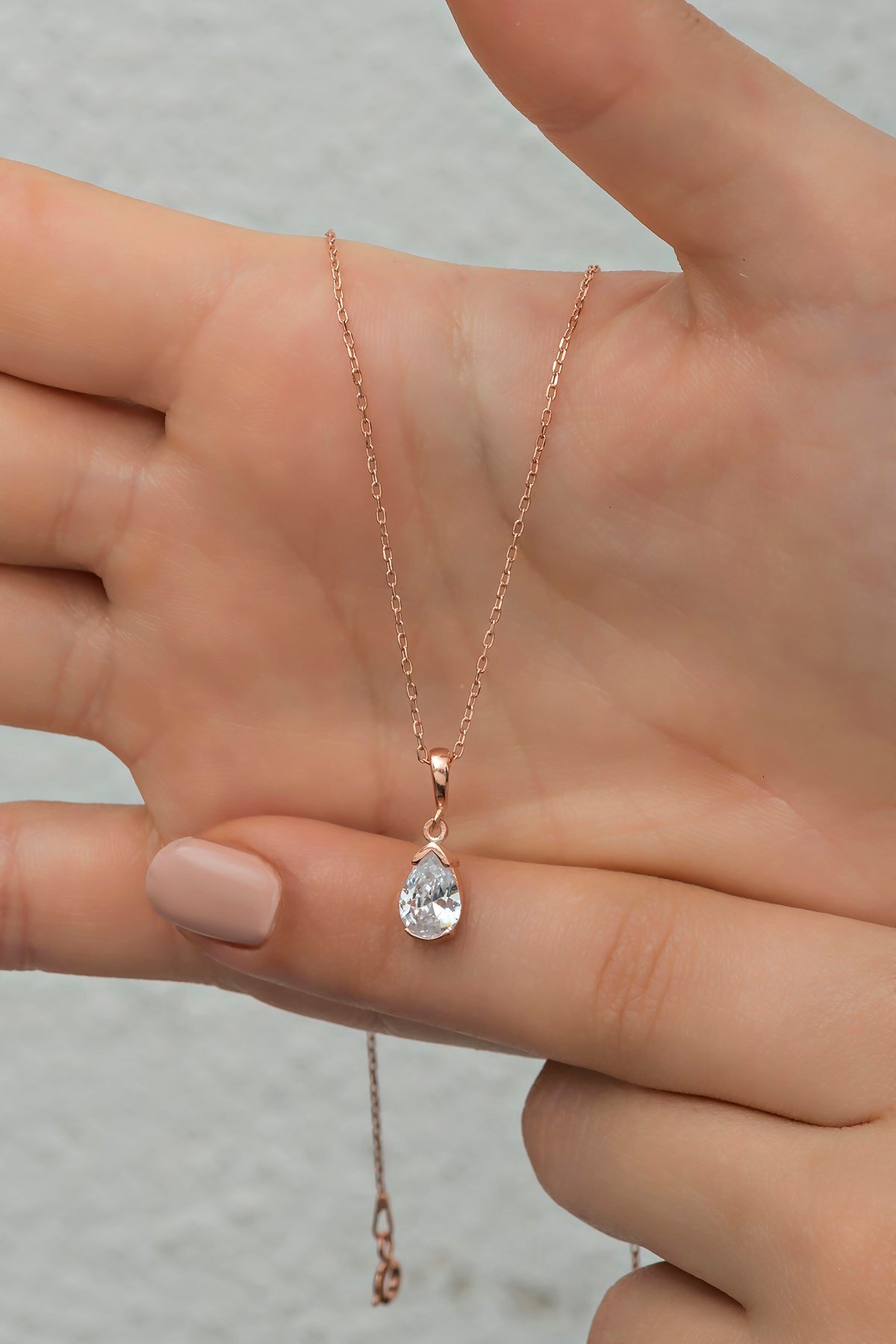 925 Ayar Gümüş Damla Beyaz Taşlı Tektaş Kolye