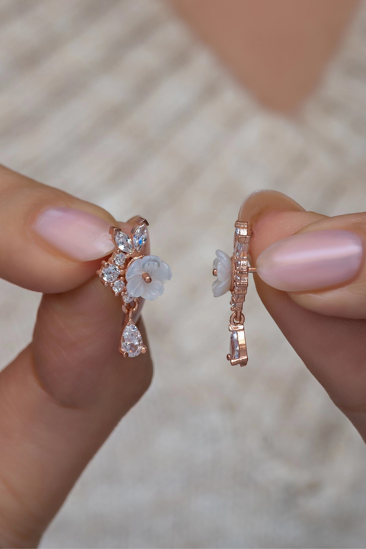 925 Ayar Gümüş Damla Tektaş Detaylı Manolya ÇiçeğiKüpe