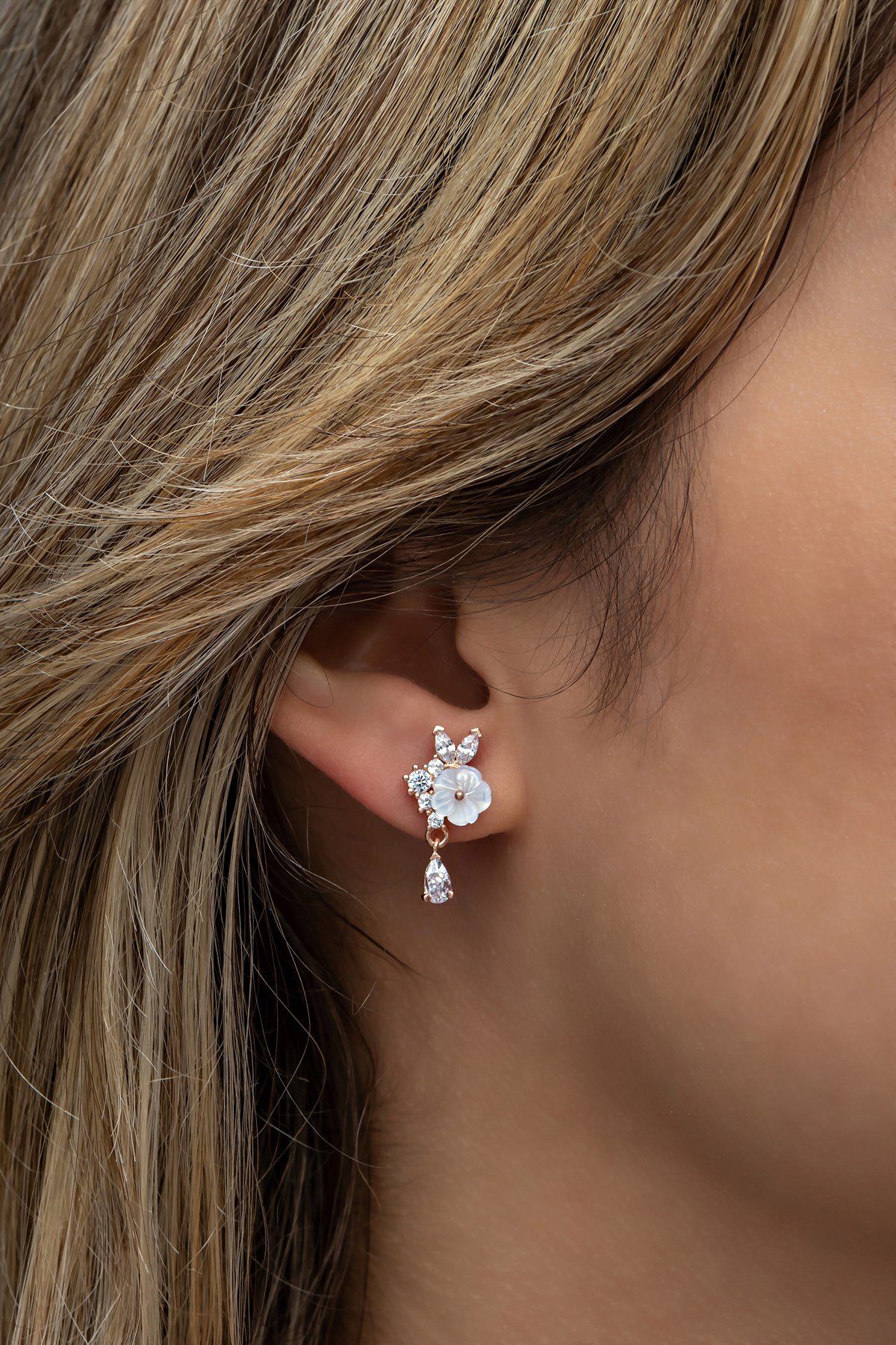 925 Ayar Gümüş Damla Tektaş Detaylı Manolya ÇiçeğiKüpe