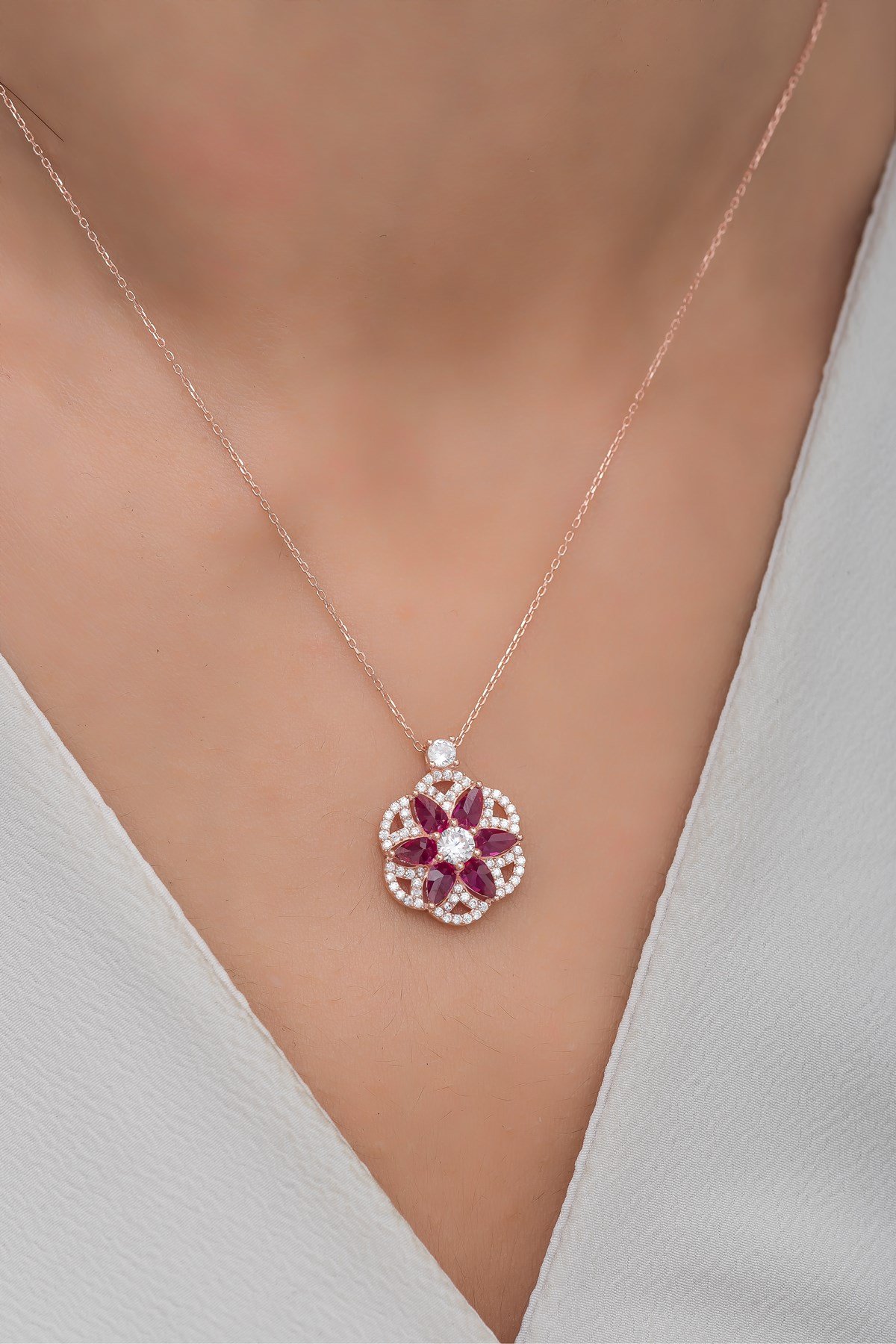 925 Ayar Gümüş Desenli Kırmızı Taşlı Lotus Çiçeği Kolye