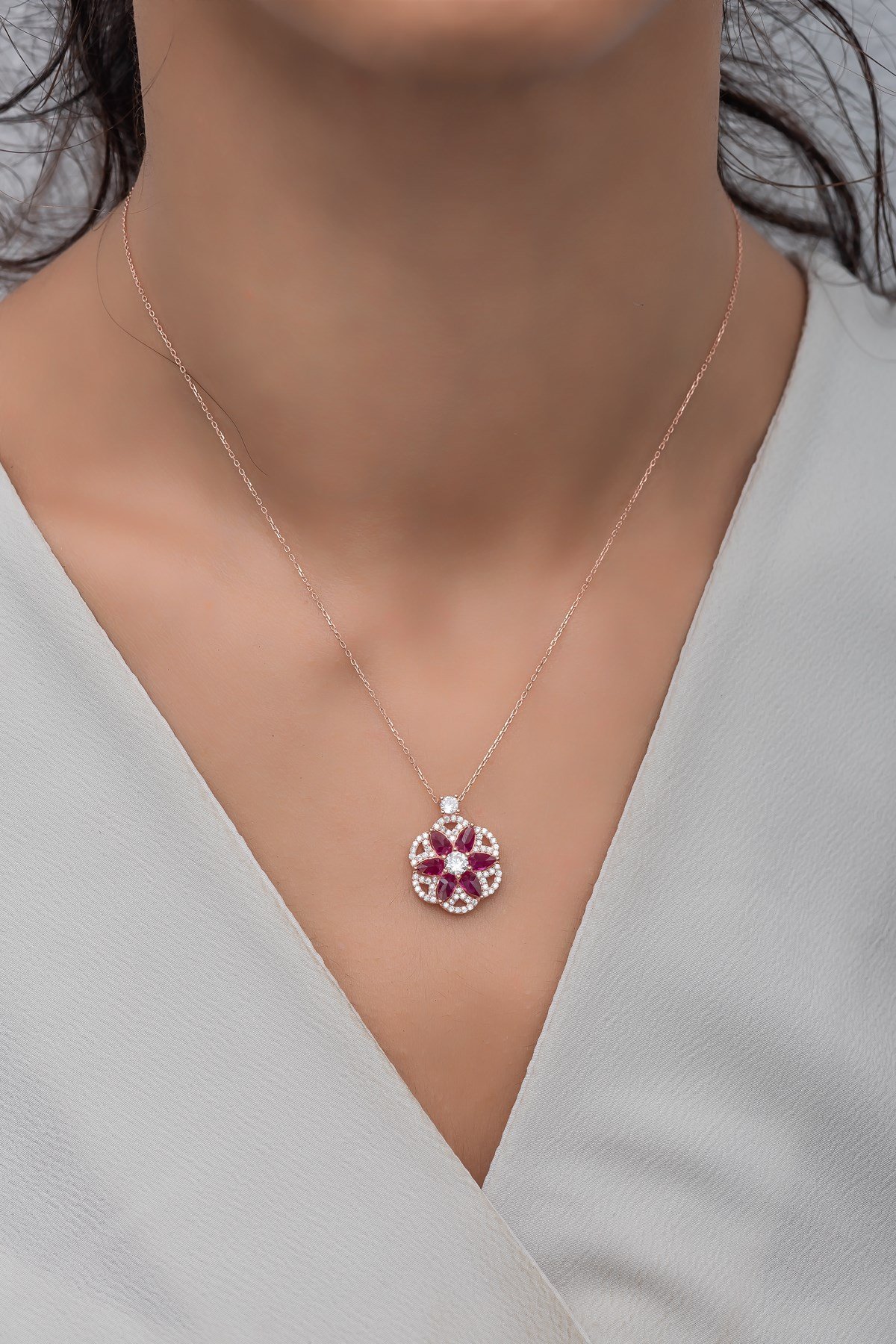 925 Ayar Gümüş Desenli Kırmızı Taşlı Lotus Çiçeği Kolye