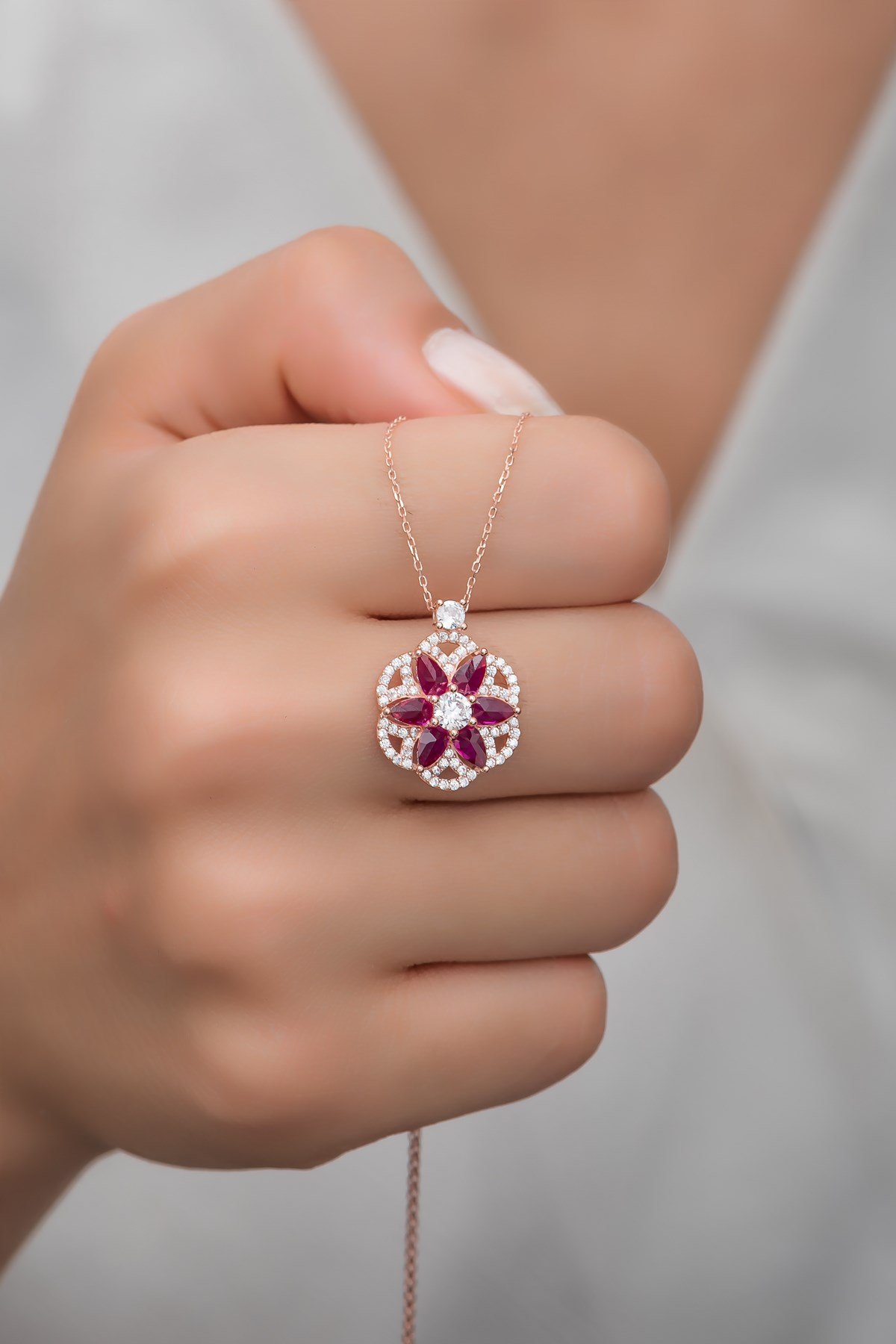 925 Ayar Gümüş Desenli Kırmızı Taşlı Lotus Çiçeği Kolye