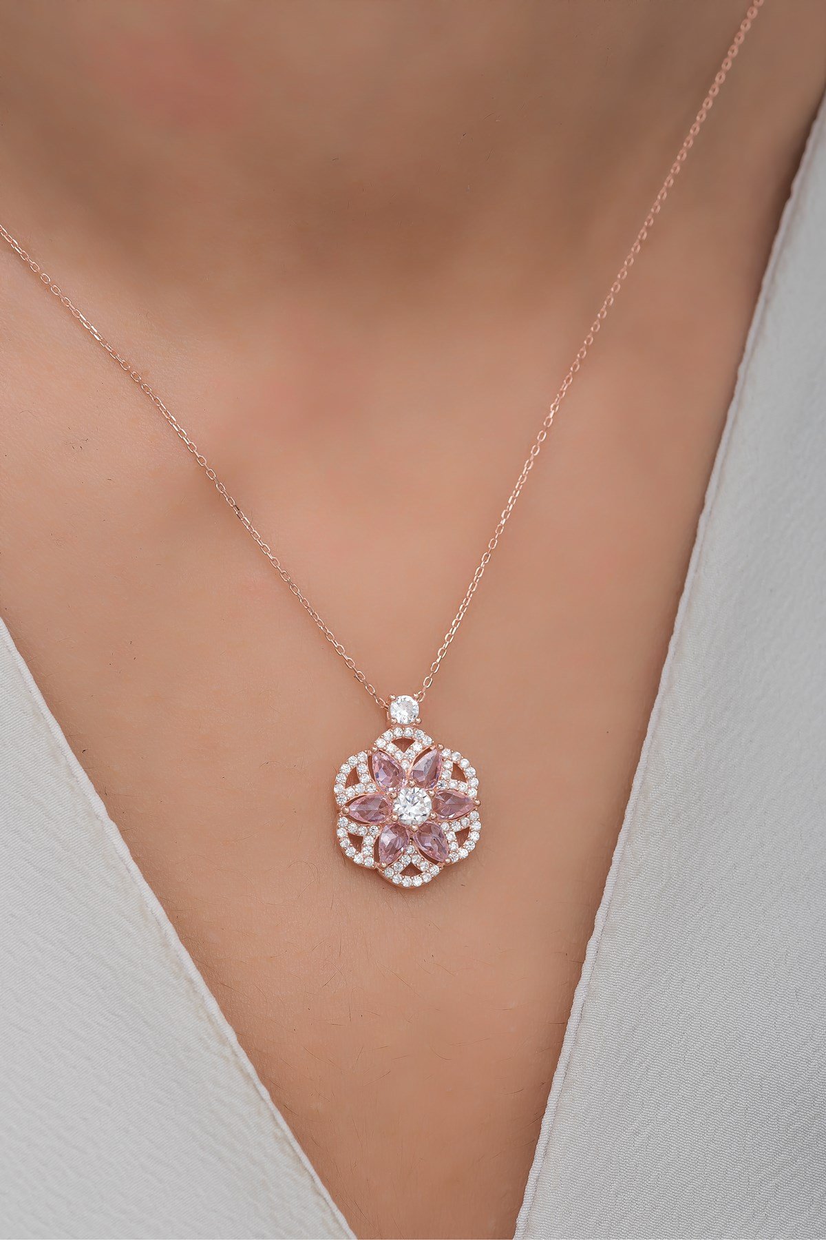 925 Ayar Gümüş Desenli Pembe Taşlı Lotus Çiçeği Kolye