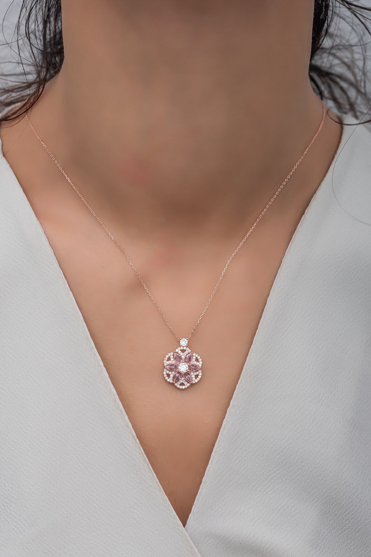 925 Ayar Gümüş Desenli Pembe Taşlı Lotus Çiçeği Kolye