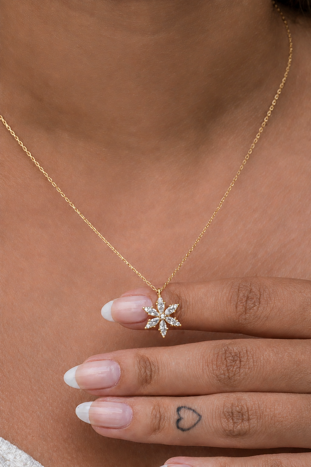 925 Ayar Gümüş Gold Beyaz Taşlı Lotus Kamelya Çiçeği Kolye