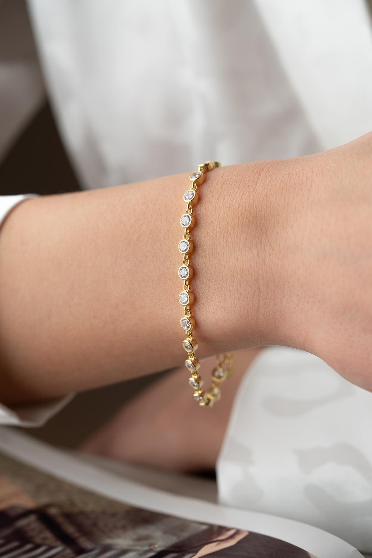 925 Ayar Gümüş Gold Beyaz Taşlı Yuvarlak Tasarım Bileklik