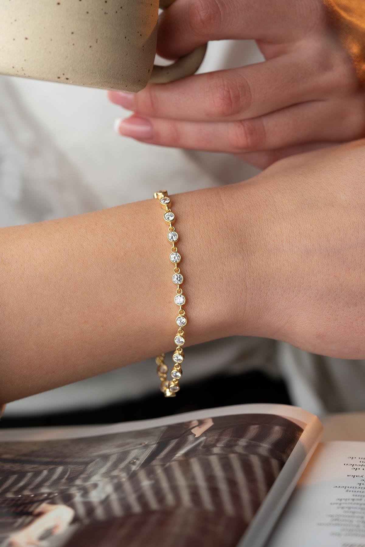 925 Ayar Gümüş Gold Beyaz Taşlı Yuvarlak Tasarım Bileklik