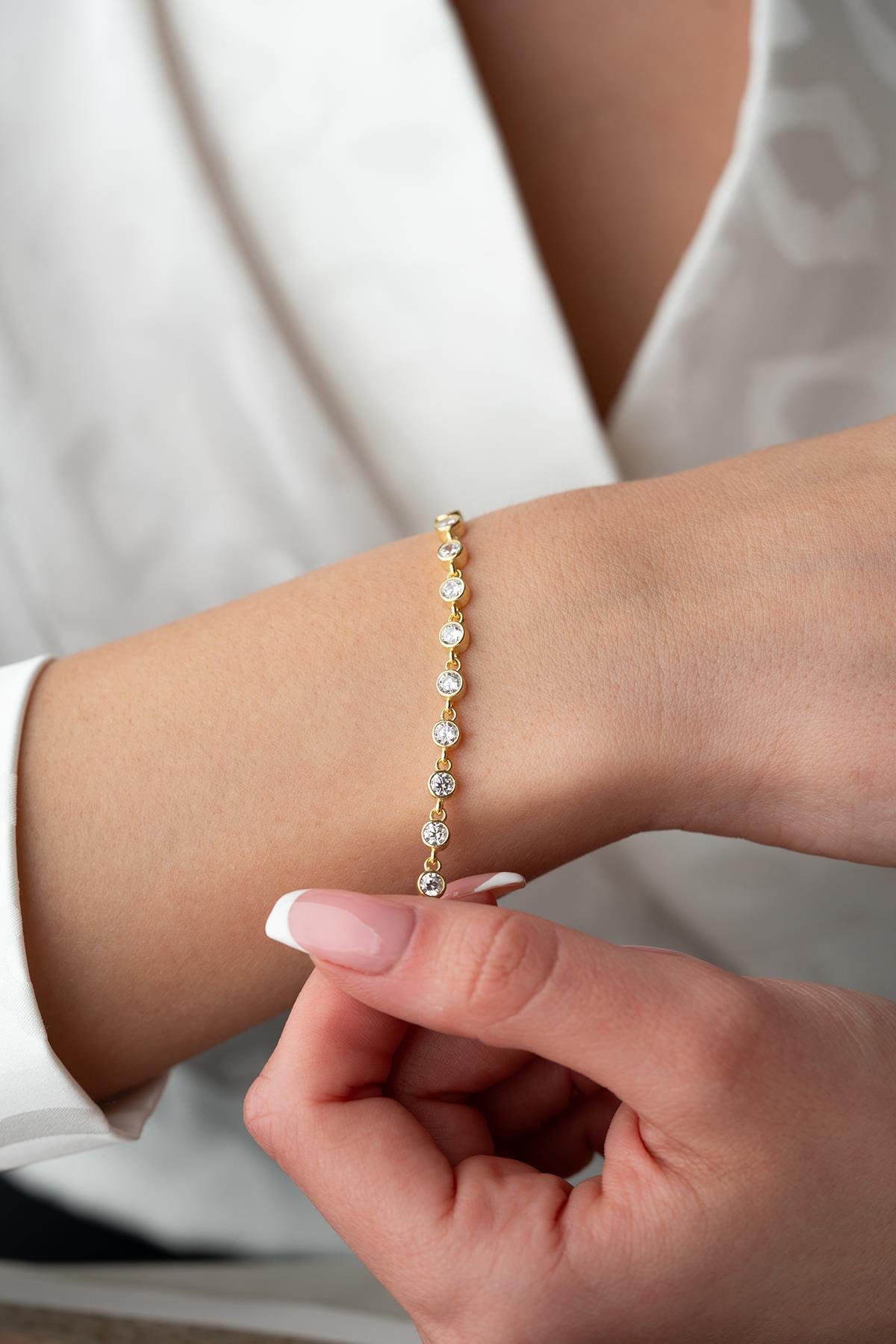 925 Ayar Gümüş Gold Beyaz Taşlı Yuvarlak Tasarım Bileklik