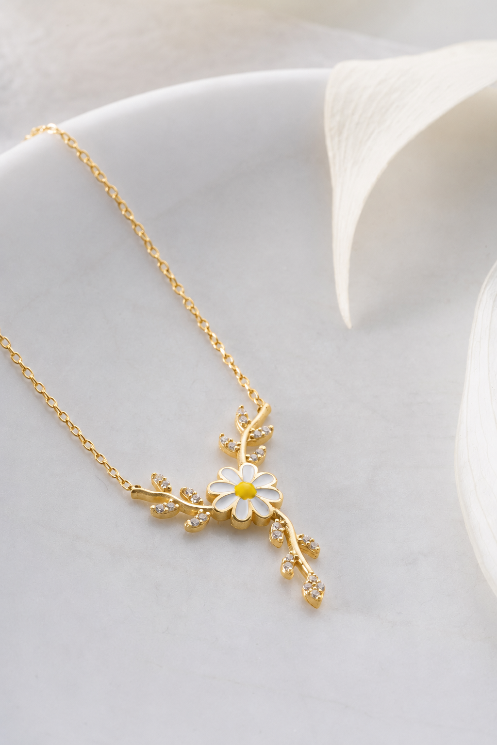 925 Ayar Gümüş Gold Daldaki Beyaz Mineli Papatya Kolye
