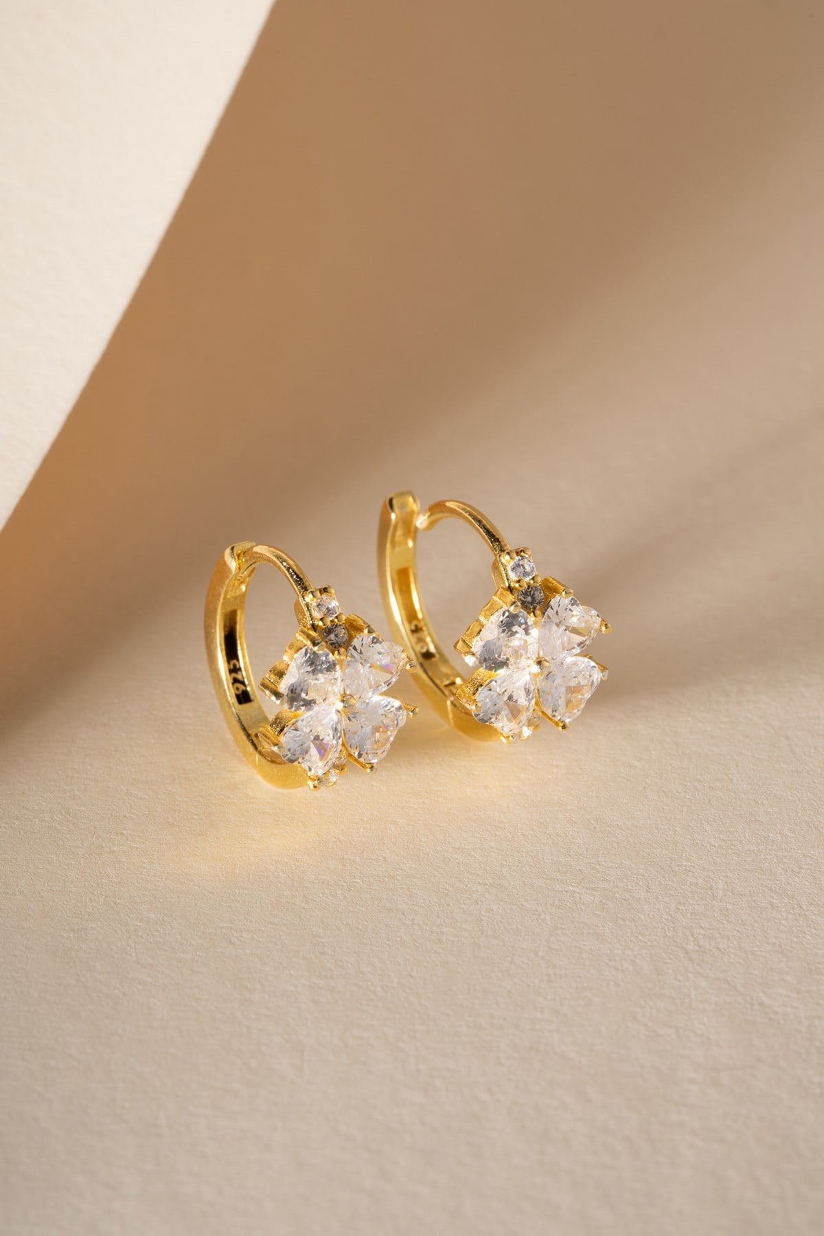 925 Ayar Gümüş Gold Kaplama 15 mm Beyaz Taşlı Yonca Model Küpe