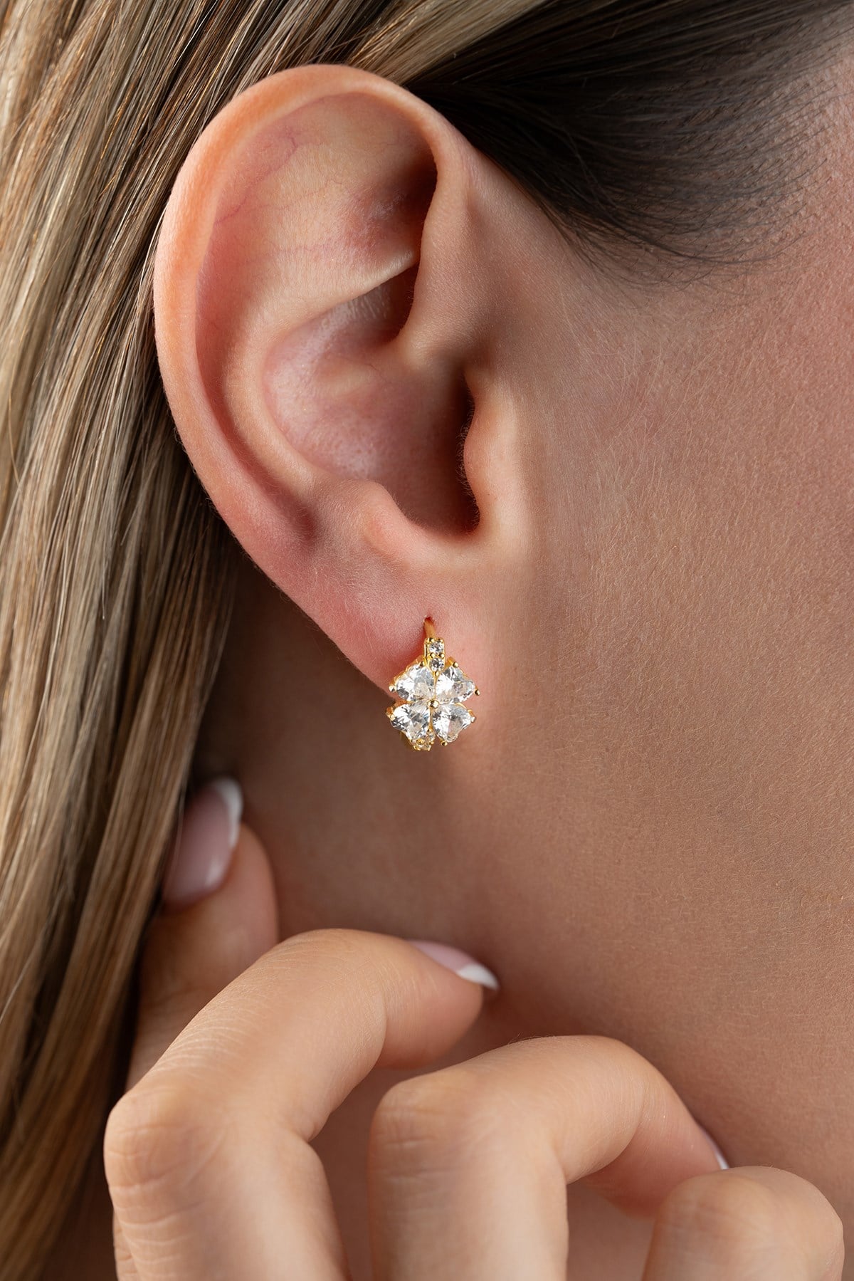 925 Ayar Gümüş Gold Kaplama 15 mm Beyaz Taşlı Yonca Model Küpe