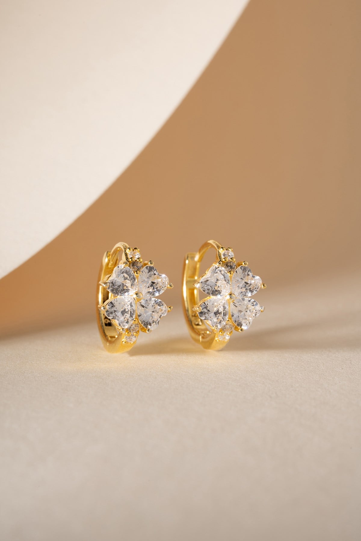 925 Ayar Gümüş Gold Kaplama 15 mm Beyaz Taşlı Yonca Model Küpe