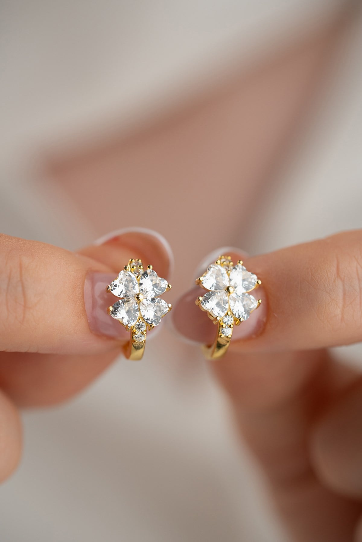 925 Ayar Gümüş Gold Kaplama 15 mm Beyaz Taşlı Yonca Model Küpe