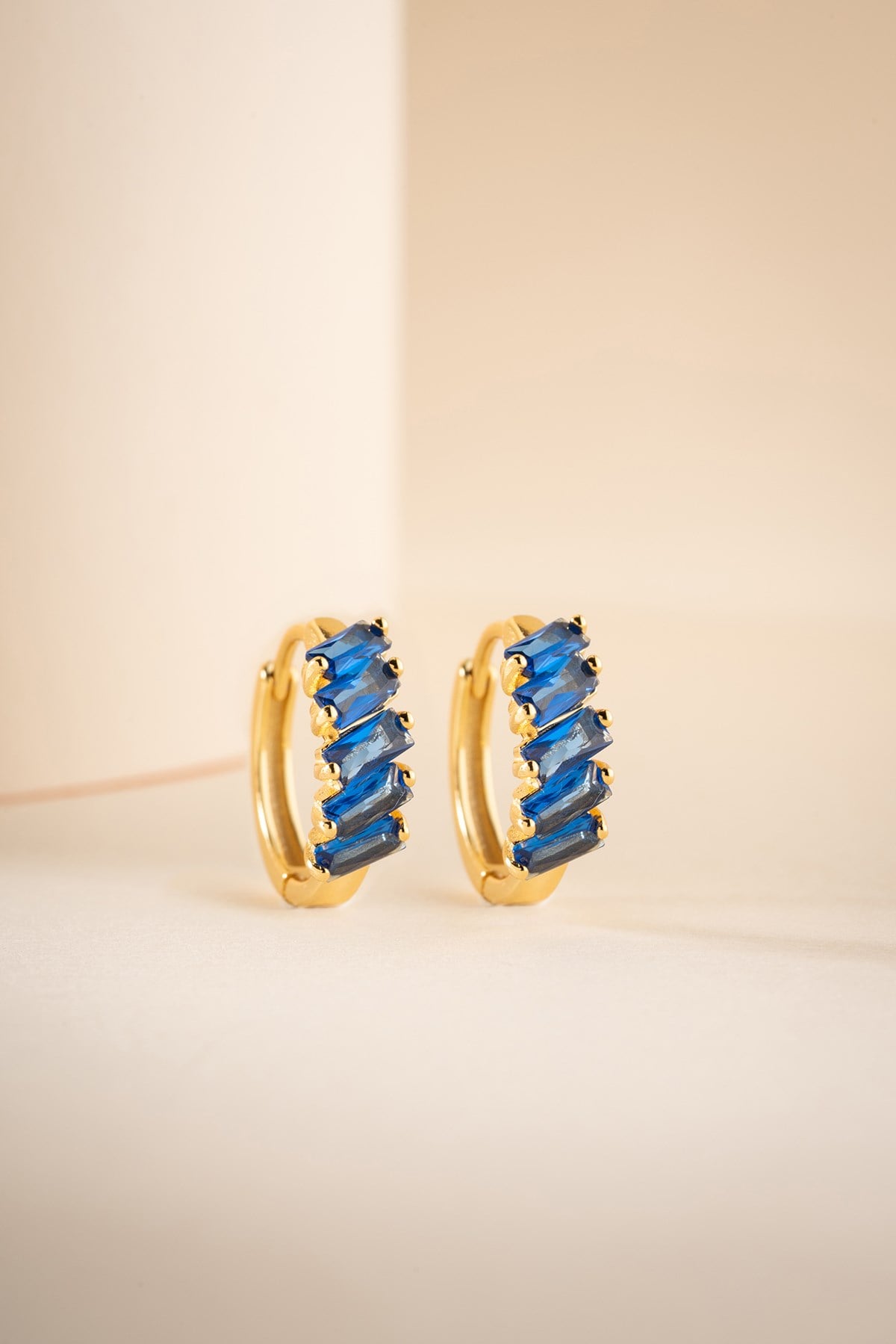 925 Ayar Gümüş Gold Kaplama 15 mm Mavi Baget Taşlı Halka Küpe