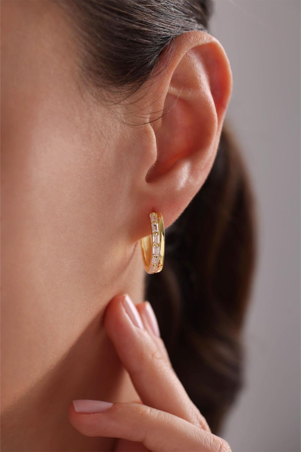 925 Ayar Gümüş Gold Kaplama 20 Mm Halka Baget Taşlı Küpe