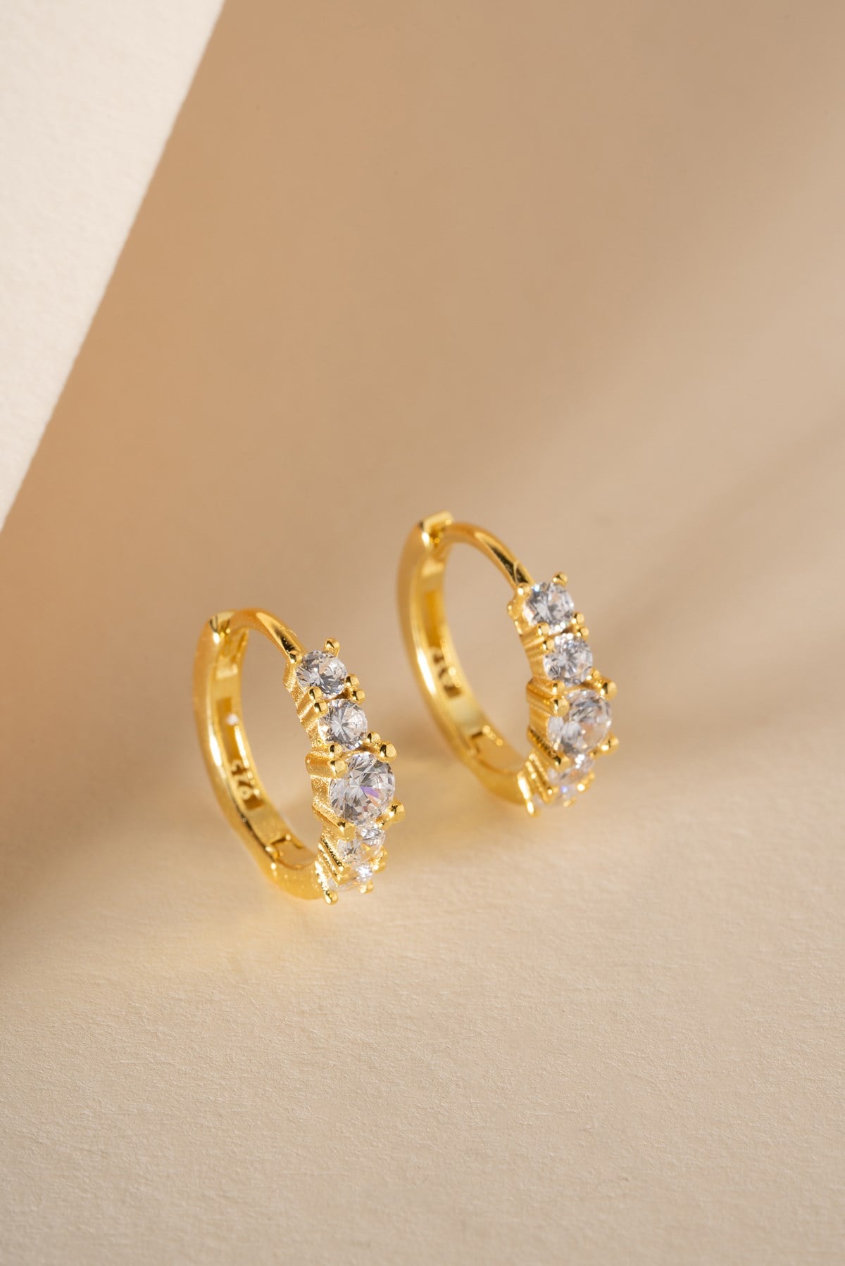 925 Ayar Gümüş Gold Kaplama 5 Taşlı 15 mm Halka Küpe