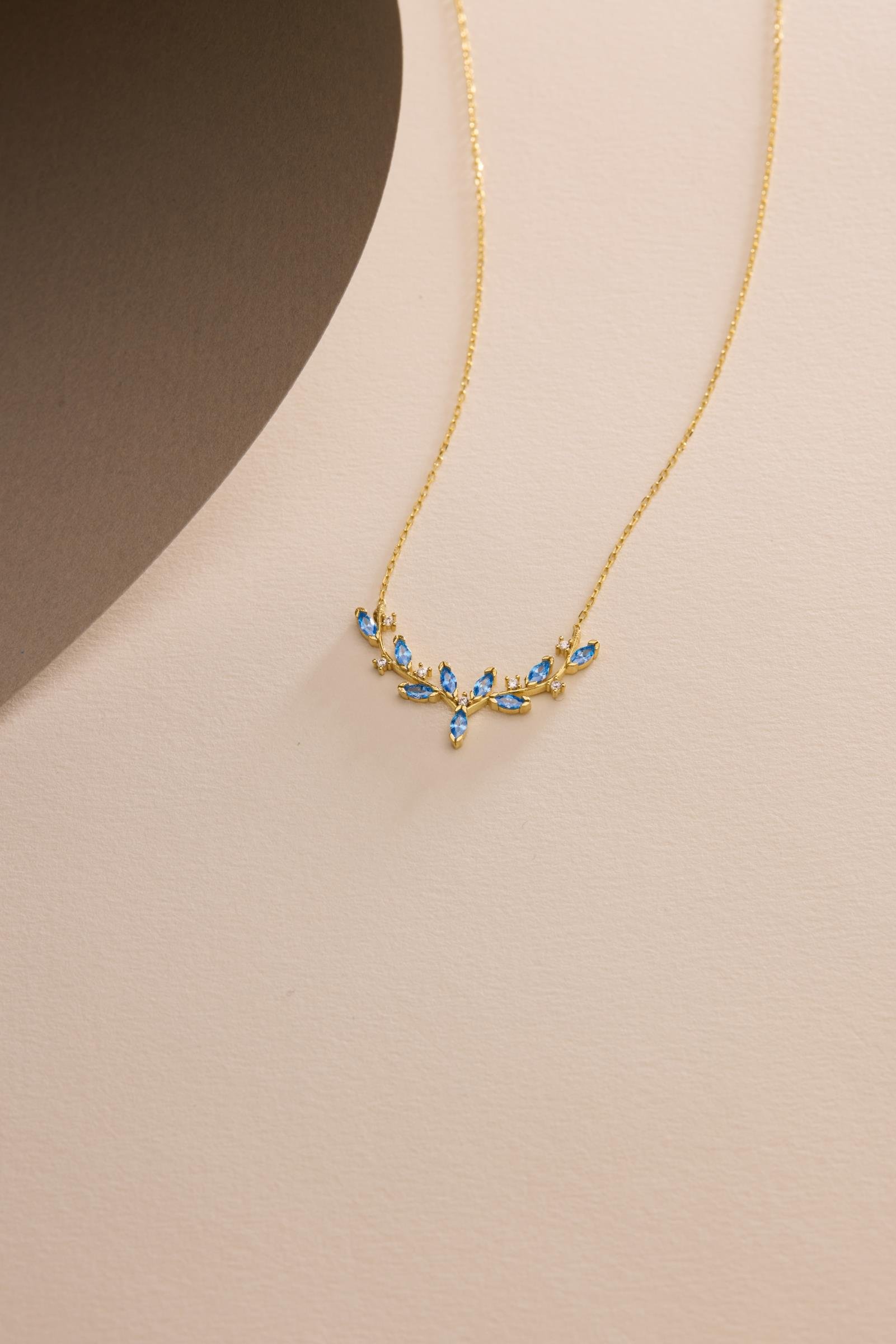 925 Ayar Gümüş Gold Kaplama Aquamarin Mekik Taşlı Zarif Sarmaşık Kolye