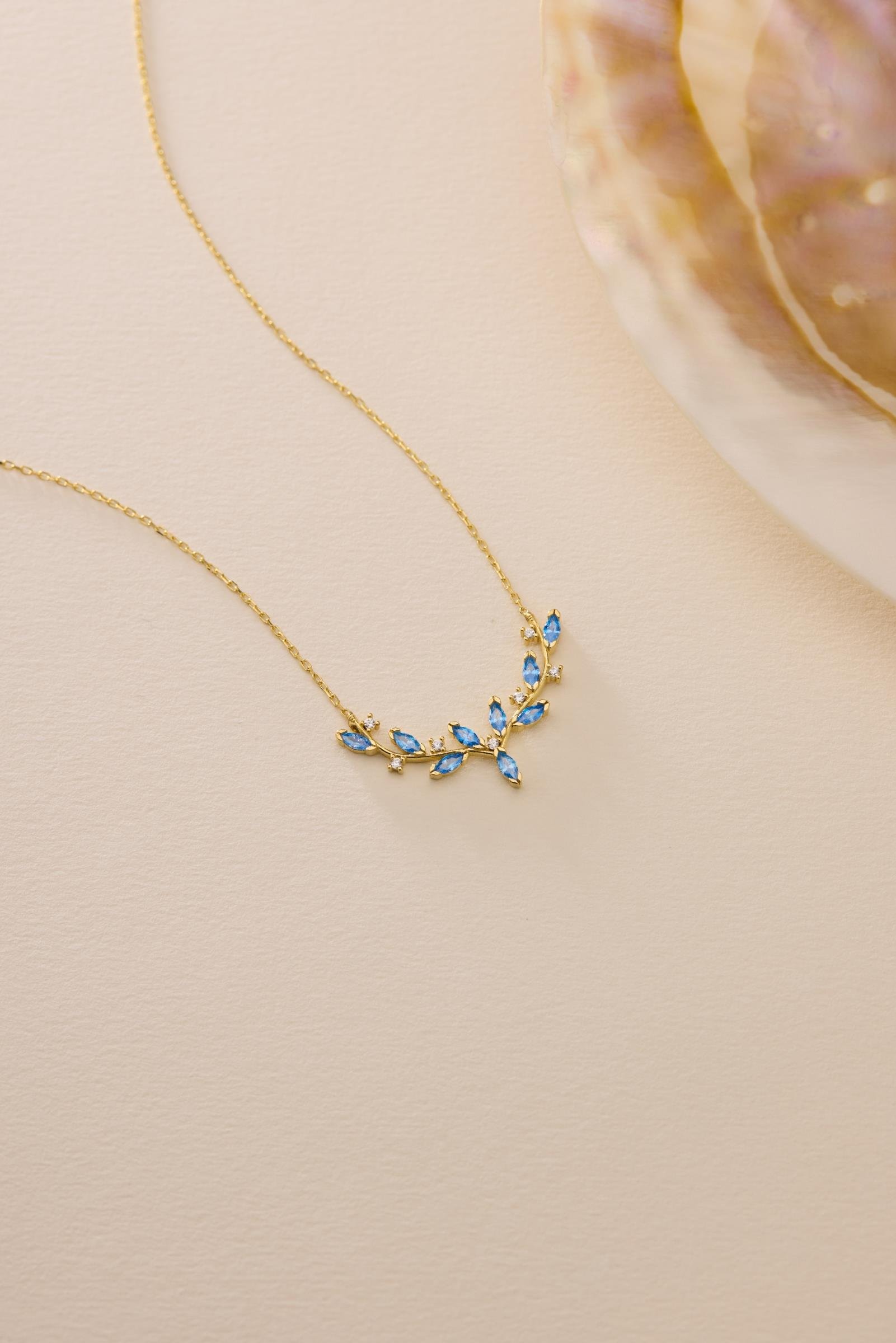 925 Ayar Gümüş Gold Kaplama Aquamarin Mekik Taşlı Zarif Sarmaşık Kolye