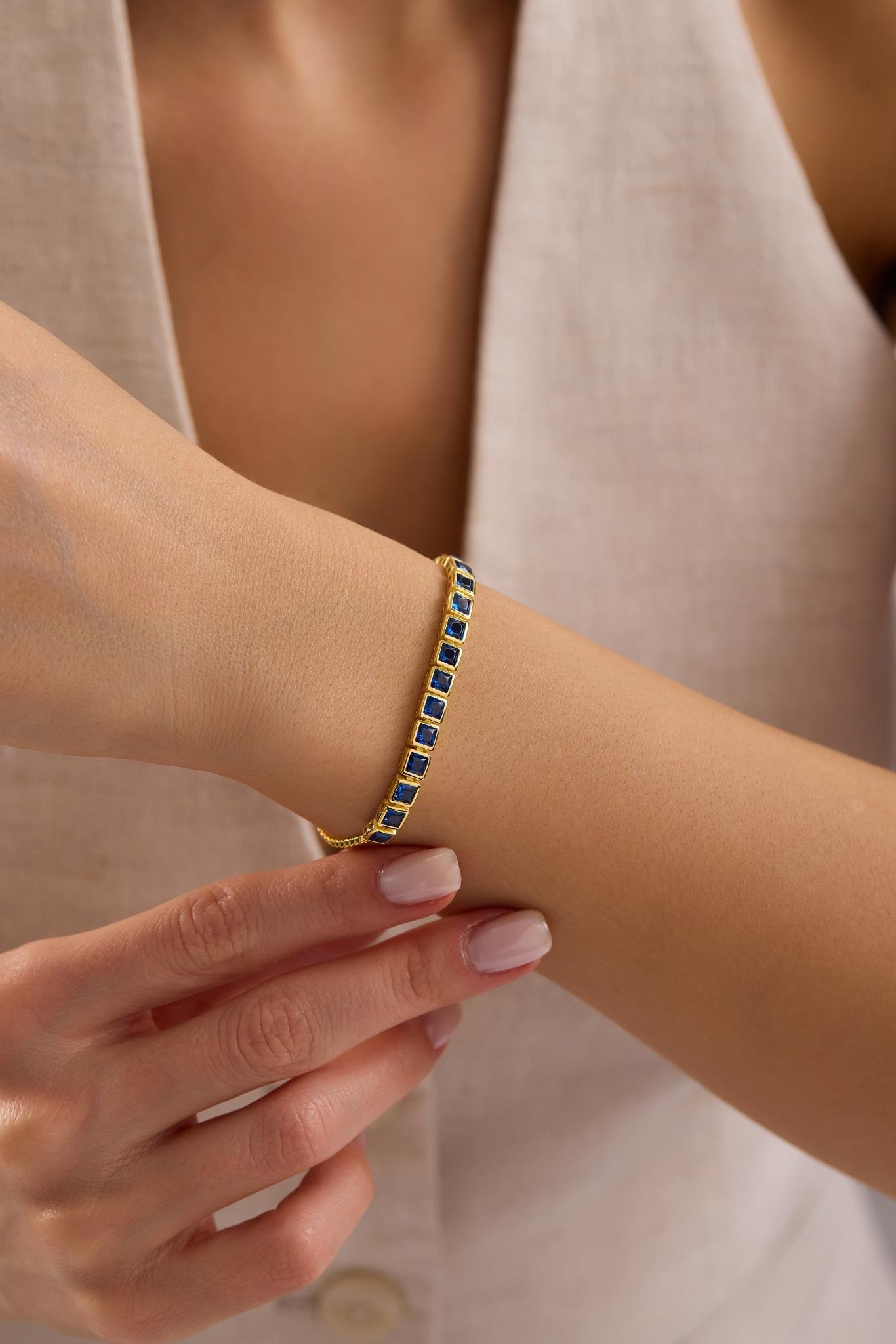 925 Ayar Gümüş Gold Kaplama Ayarlanabilir Asansörlü  Sıralı Kare Mavi Taşlı Bileklik