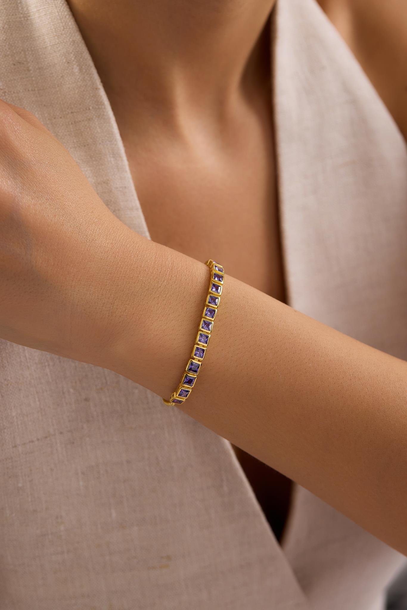925 Ayar Gümüş Gold Kaplama Ayarlanabilir Asansörlü  Sıralı Kare Mor Taşlı Bileklik