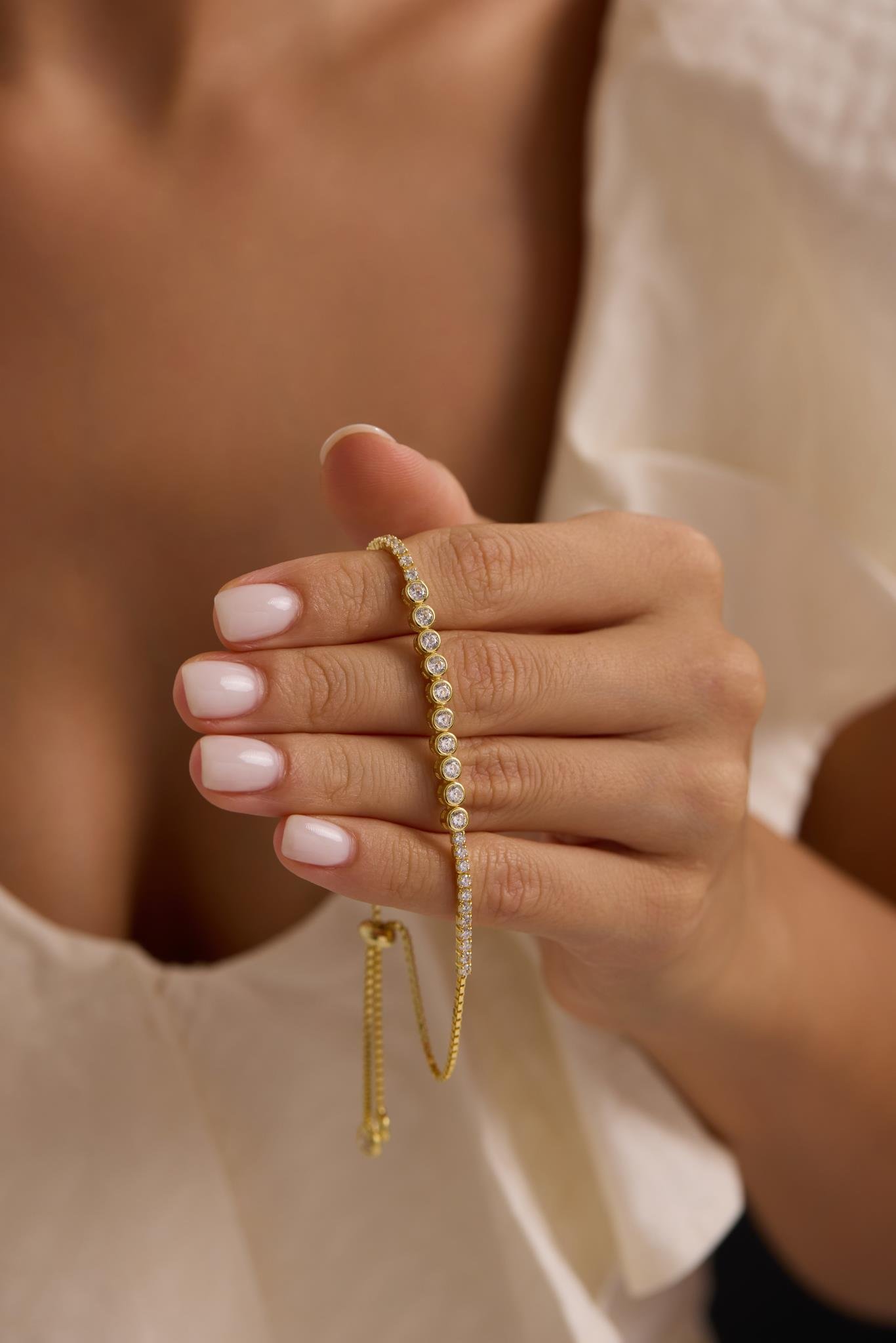 925 Ayar Gümüş Gold Kaplama Ayarlanabilir Asansörlü Su Yolu Sıralı 4 mm Taşlı Model Bileklik