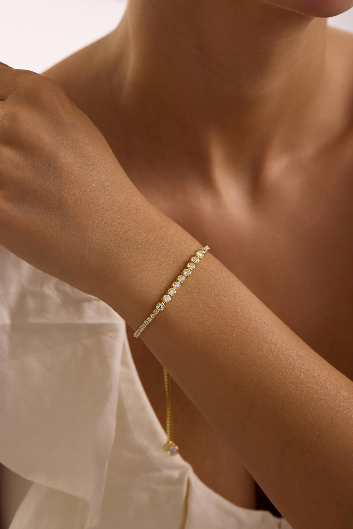 925 Ayar Gümüş Gold Kaplama Ayarlanabilir Asansörlü Su Yolu Sıralı 4 mm Taşlı Model Bileklik